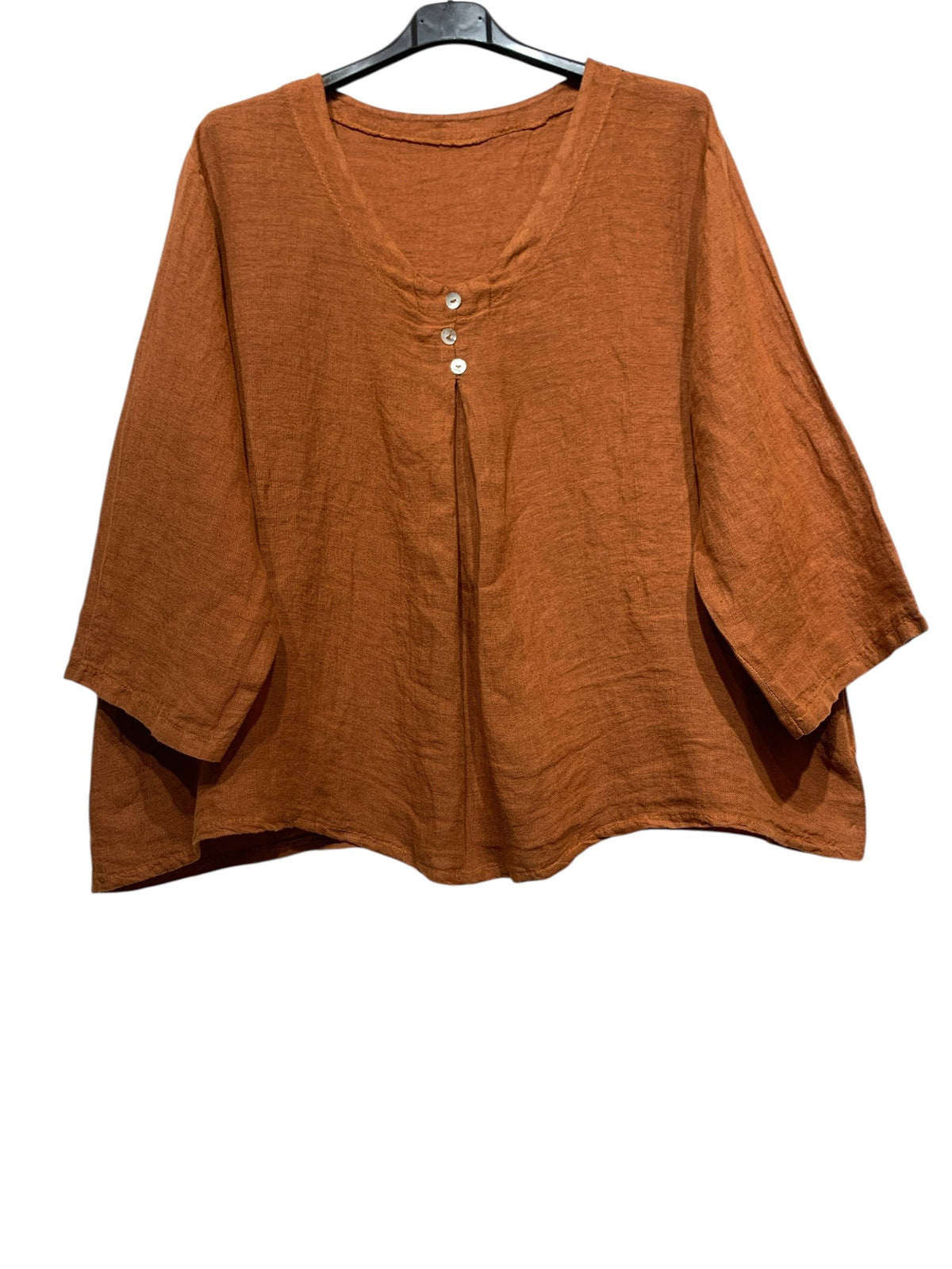 5548 Loose Linen Blouse with Buttoned Neckline: Jeans