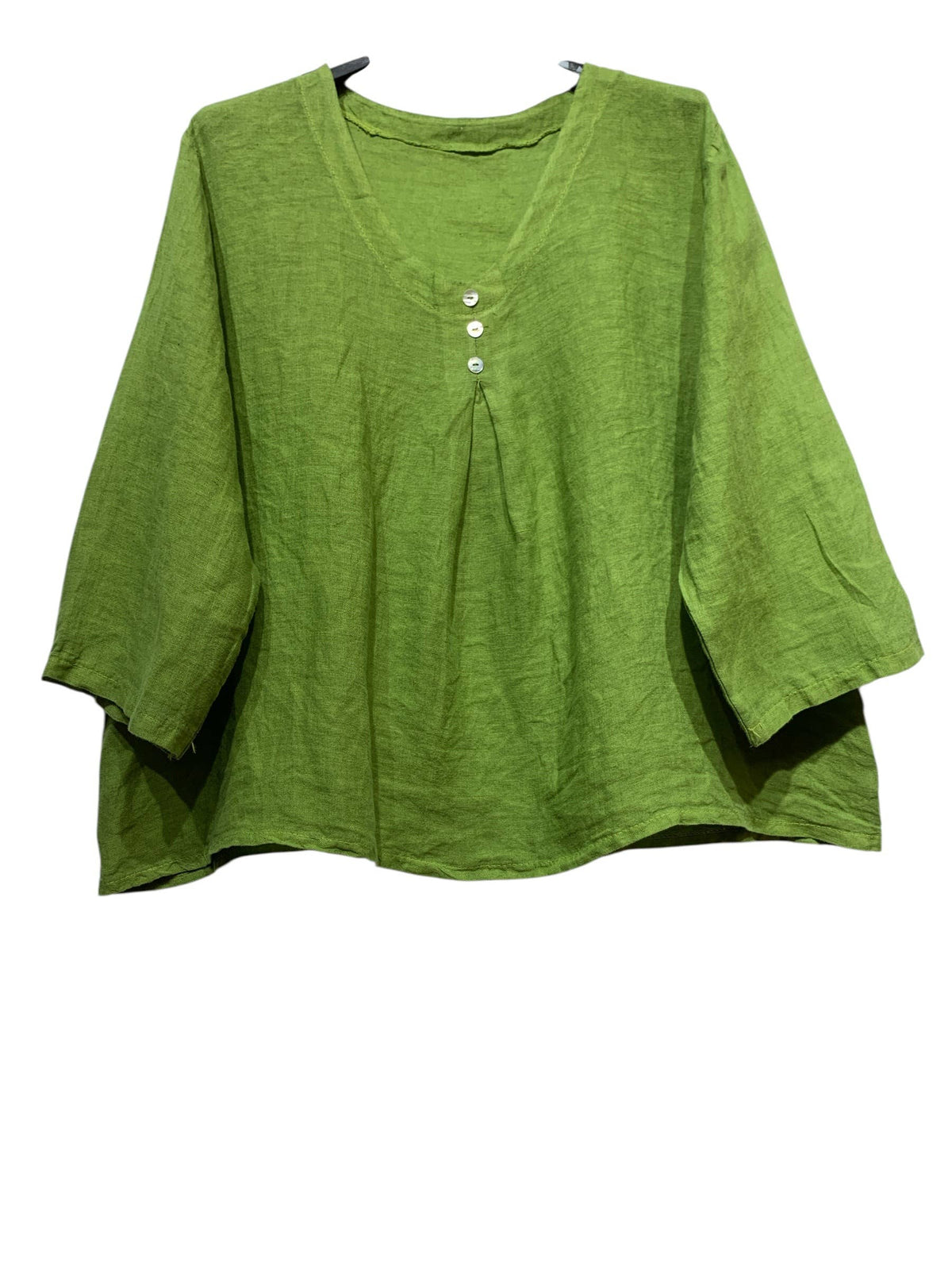 5548 Loose Linen Blouse with Buttoned Neckline: Jeans