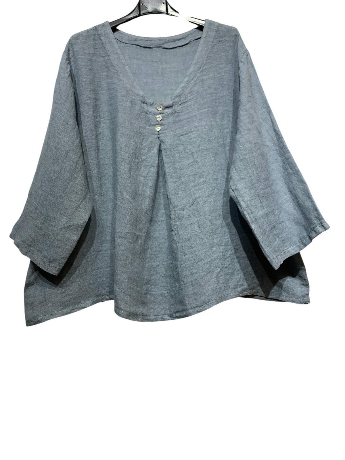 5548 Loose Linen Blouse with Buttoned Neckline: Jeans