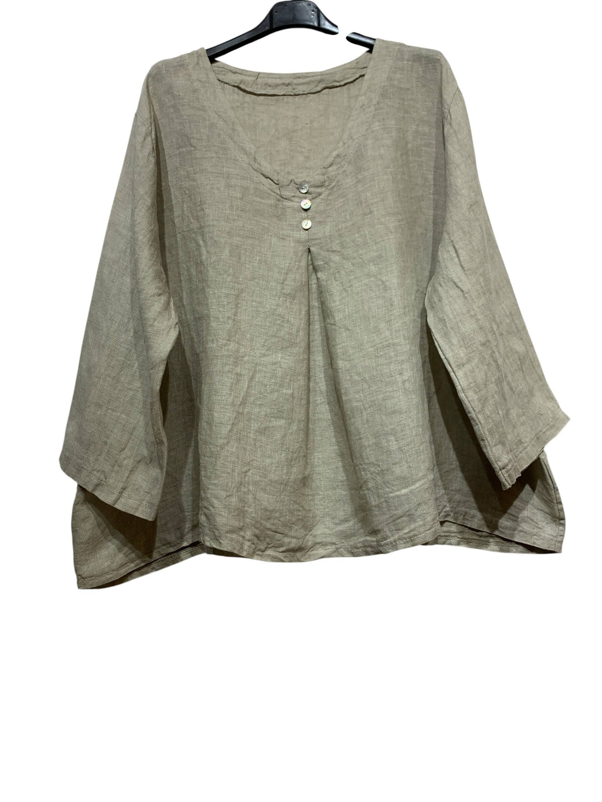 5548 Loose Linen Blouse with Buttoned Neckline: Jeans